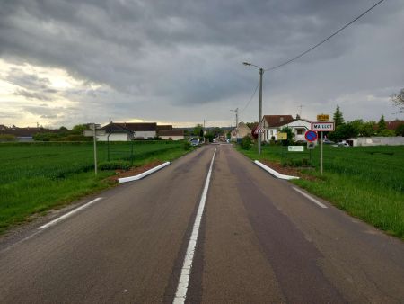 Traitement de l'entrée dans l'agglomération avec création d'un effet de porte, marquant la transition "campagne/agglomération" - ATD 89