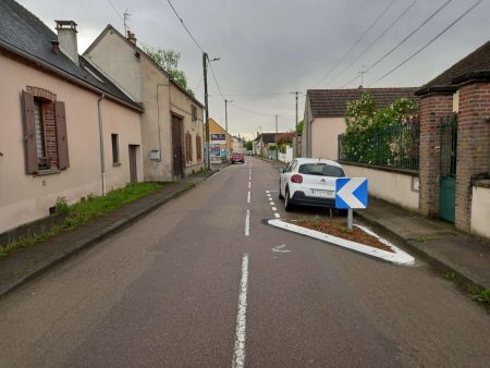 Aménagement de stationnement longitudinal protégé par des îlots - ATD 89